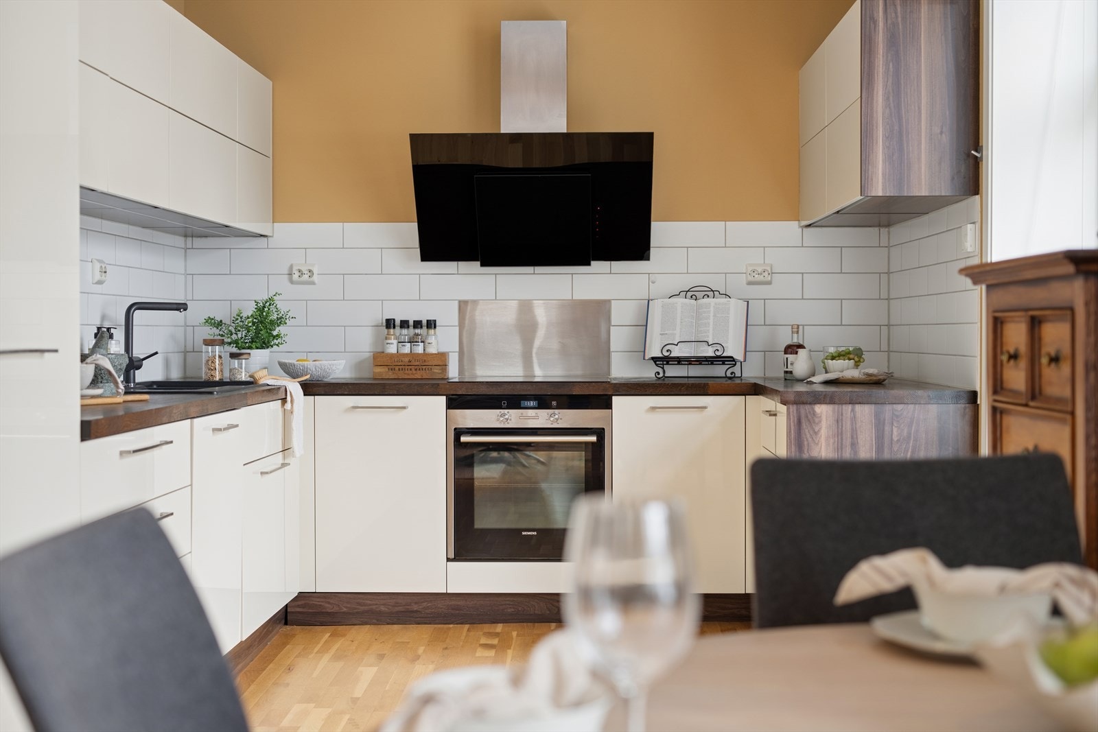 Kjøkkenet er fra 2012 og har en lys, samt tidløs utførelse. Galleribilde