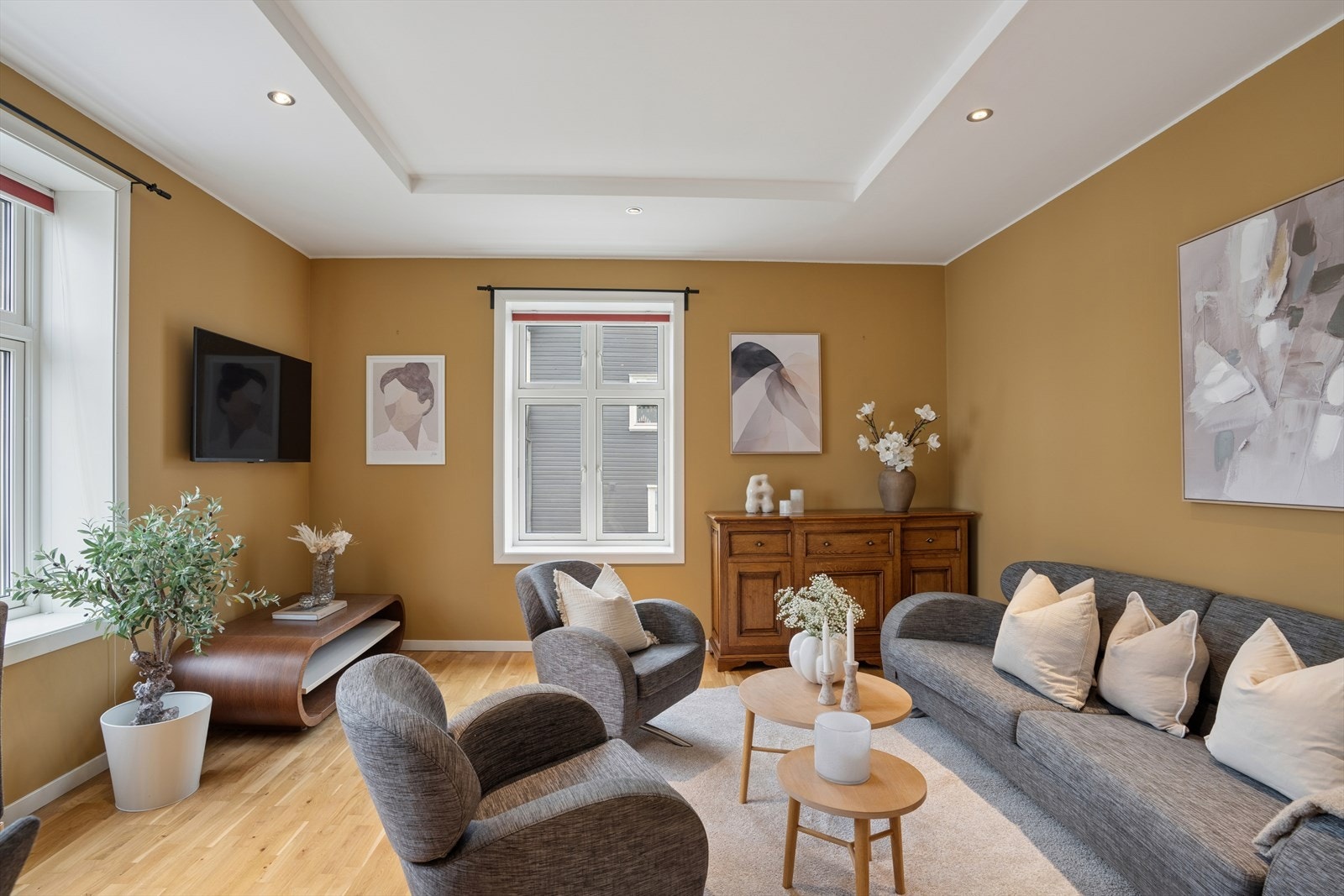 Et flott og trivelig oppholdsrom med plass til både en komfortabel sofagruppe og en hyggelig spiseplass. Galleribilde