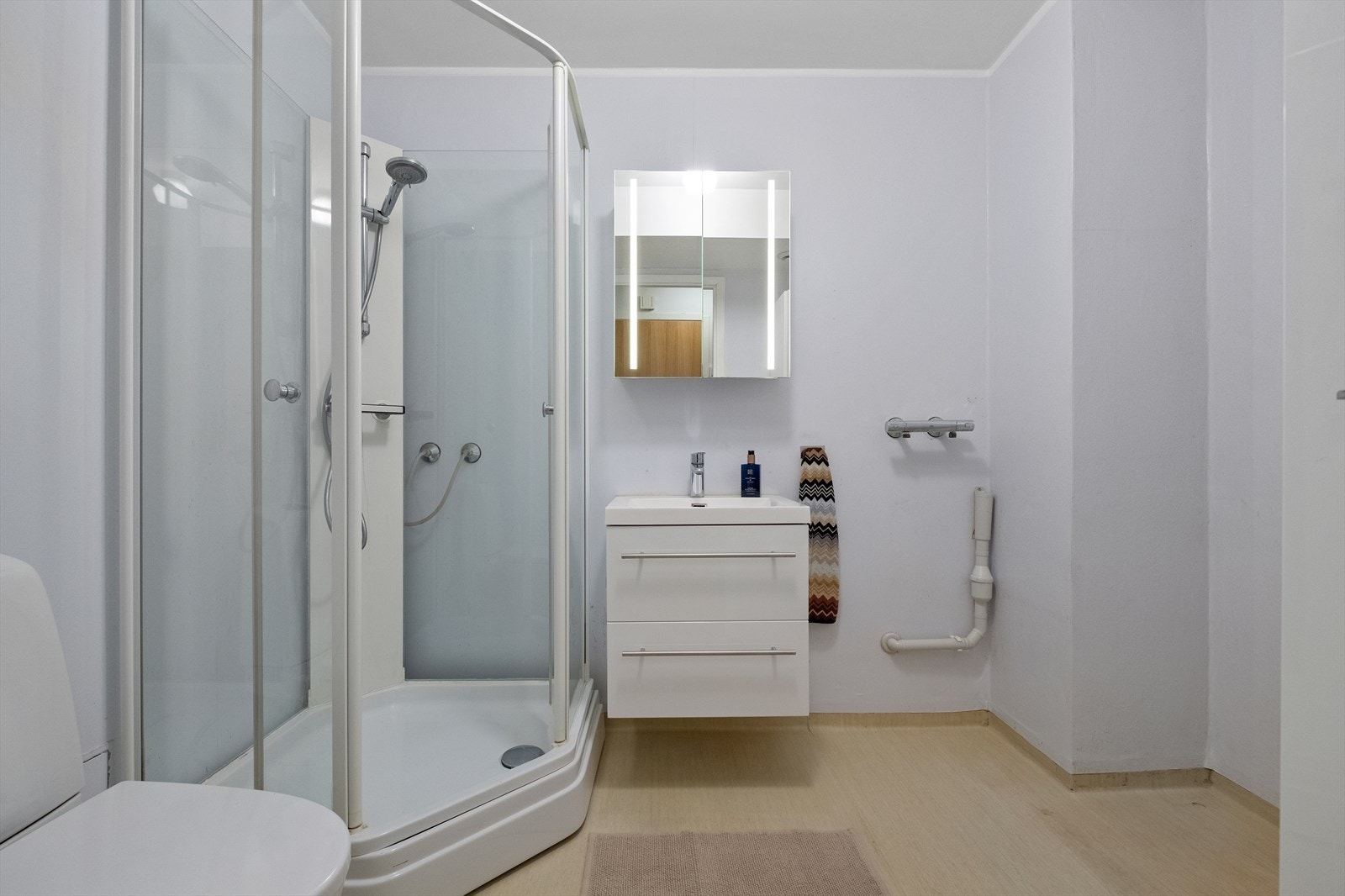 Speilskap med belysning gir ekstra oppbevaringsplass på badet. Galleribilde