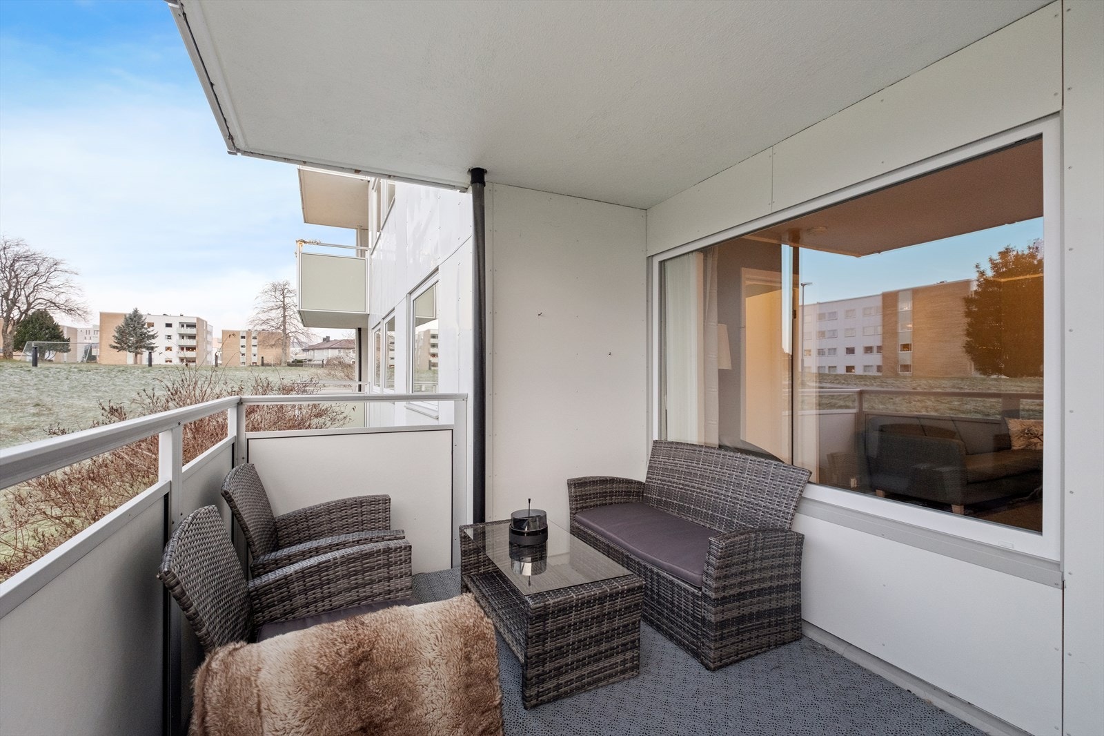 Direkte tilgang til balkongen fra stuen gir en praktisk utvidelse av oppholdsrommet. Galleribilde