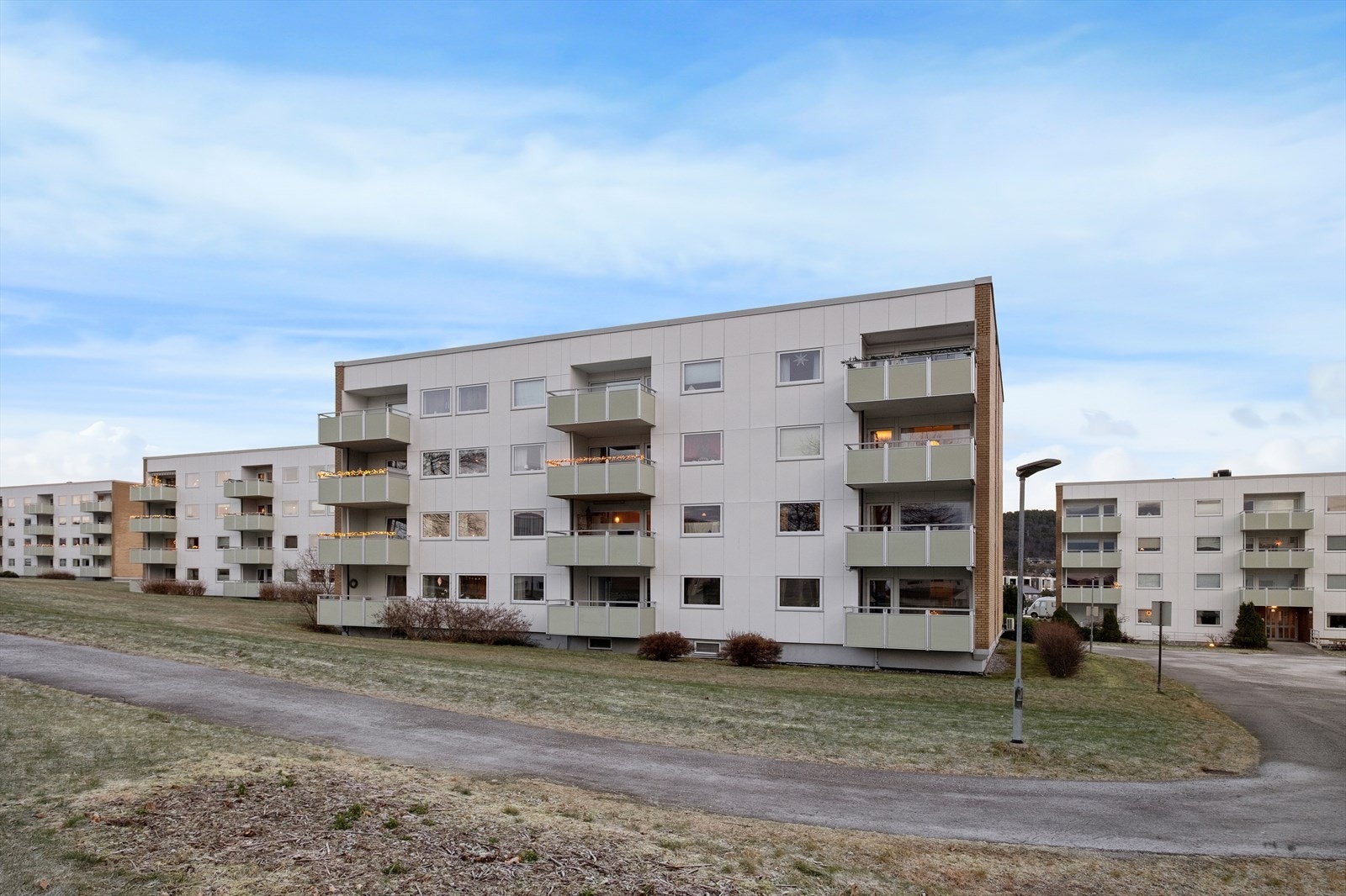 Omfattende grøntområder rundt bygningen gir rom for rekreasjon. Galleribilde