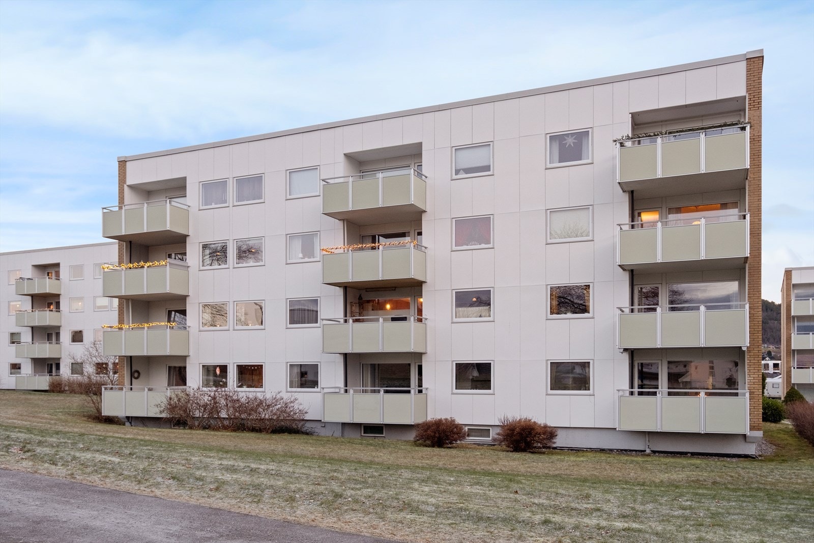 Fasaden har en kombinasjon av teglstein og panel, som gir et tidløst uttrykk. Galleribilde