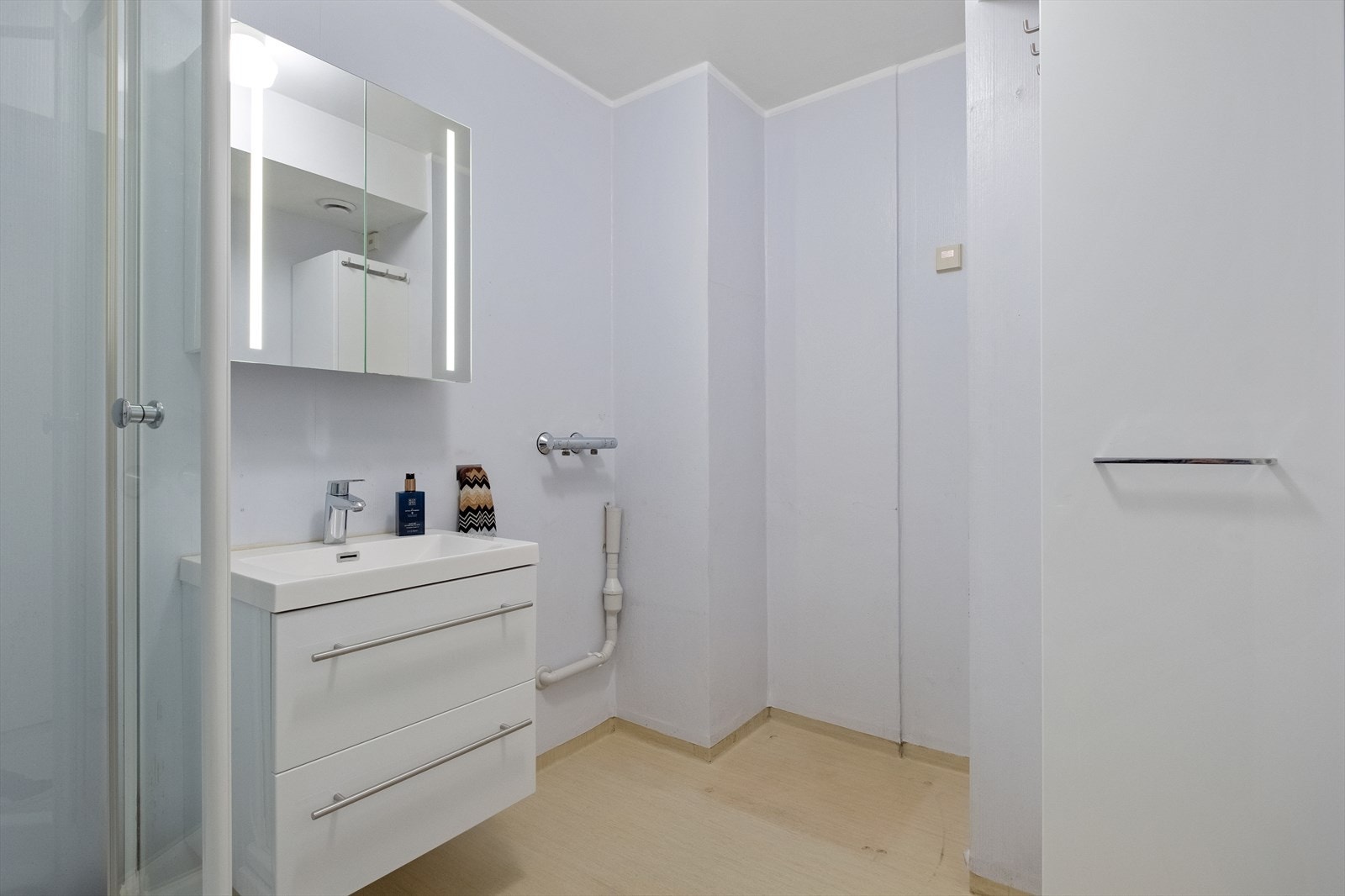 Veggmontert servant sikrer enkel rengjøring og stilrent uttrykk. Galleribilde