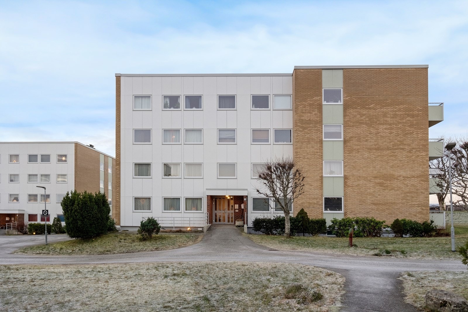 Bygningen har en solid konstruksjon med teglsteinsfasade. Galleribilde