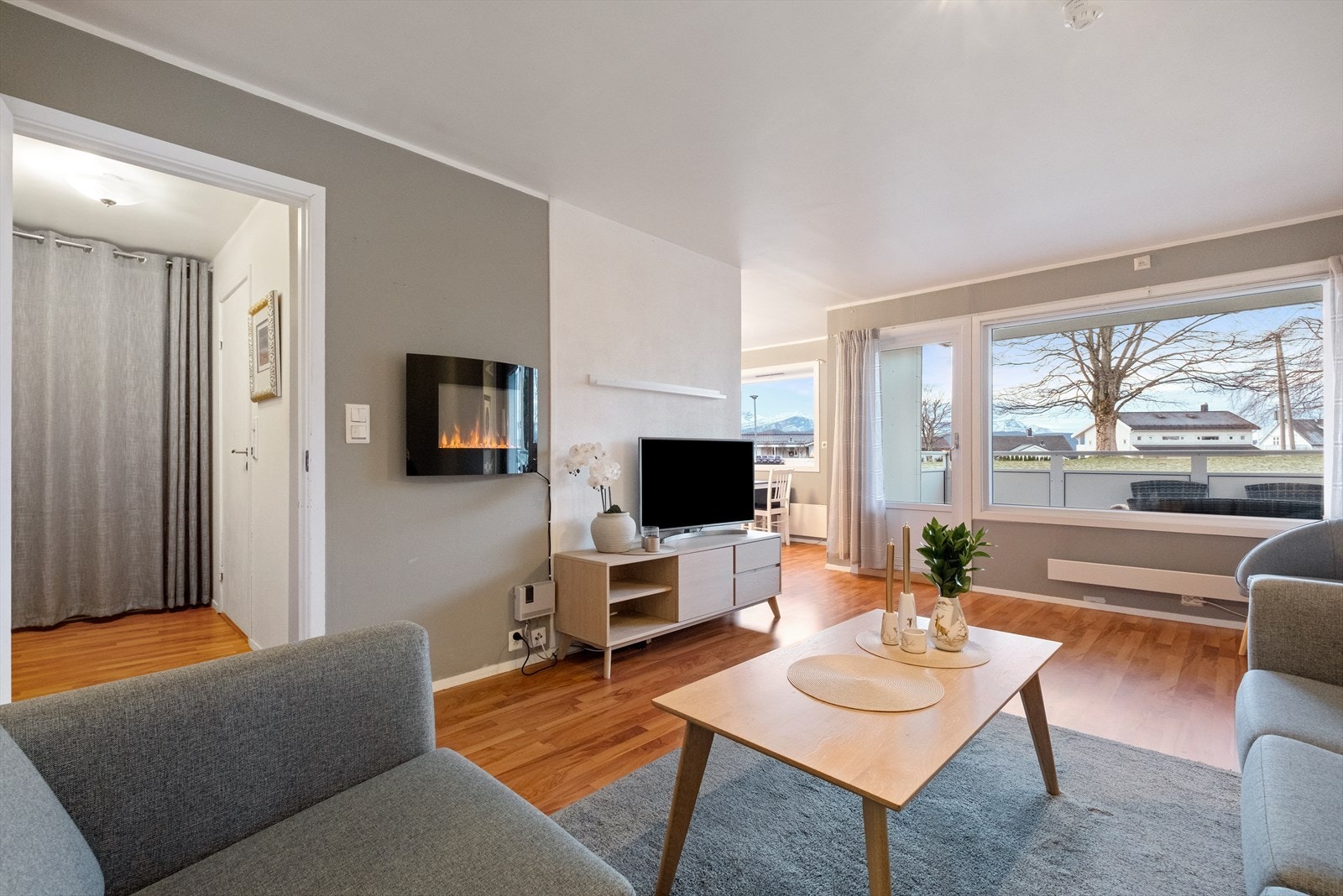 Elektrisk peis gir ekstra varme og en hyggelig atmosfære i stuen. Galleribilde