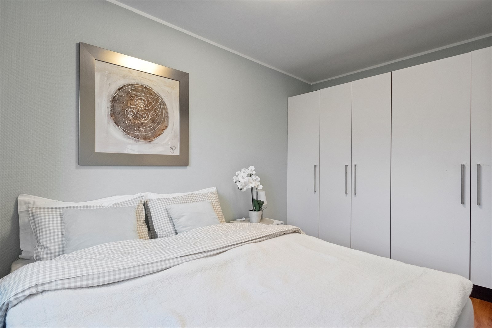 Garderobeskap med slette fronter gir god oppbevaringsplass i soverommet. Galleribilde