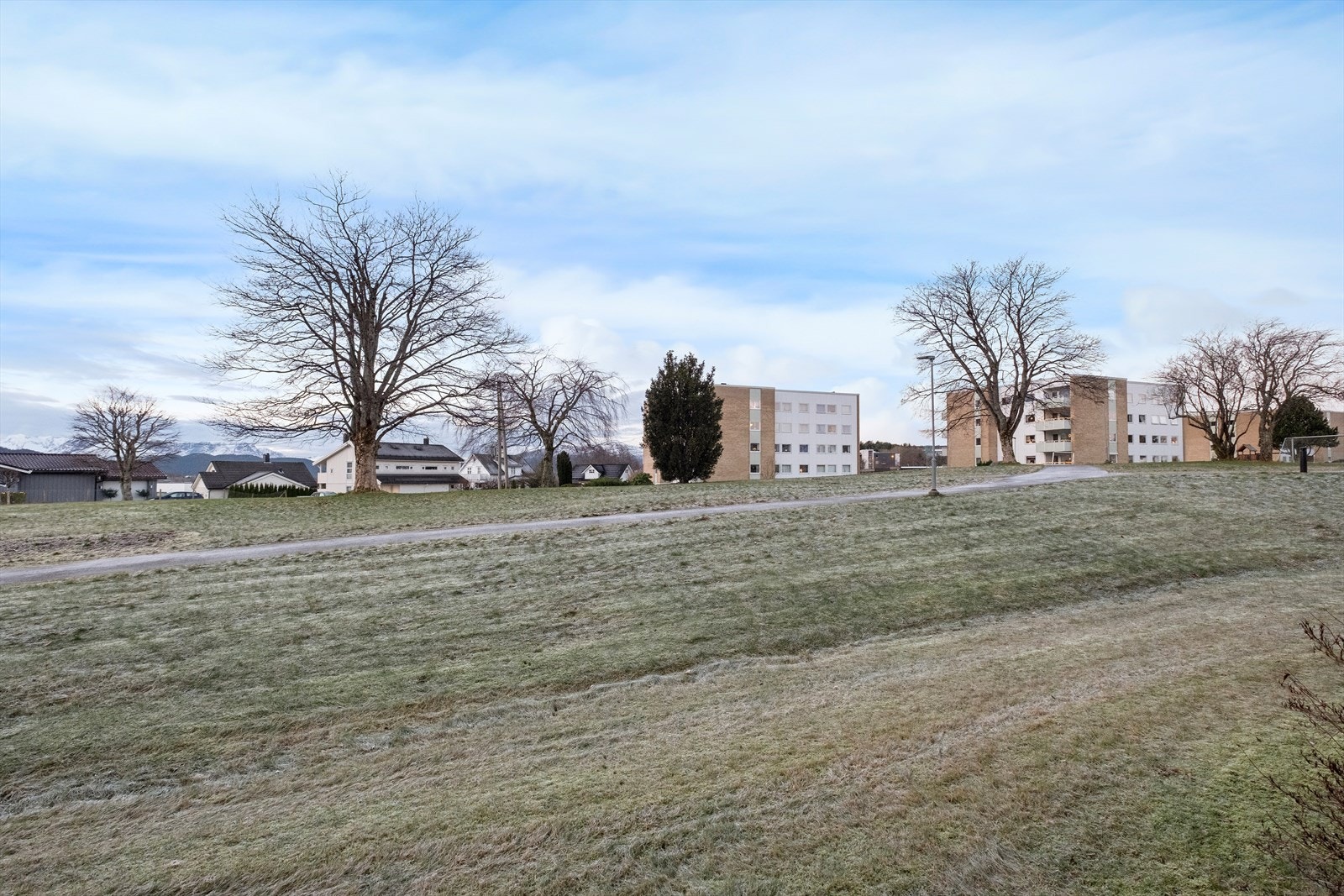 Grønne områder omkranser boligkomplekset, som gir et rolig nærmiljø. Galleribilde