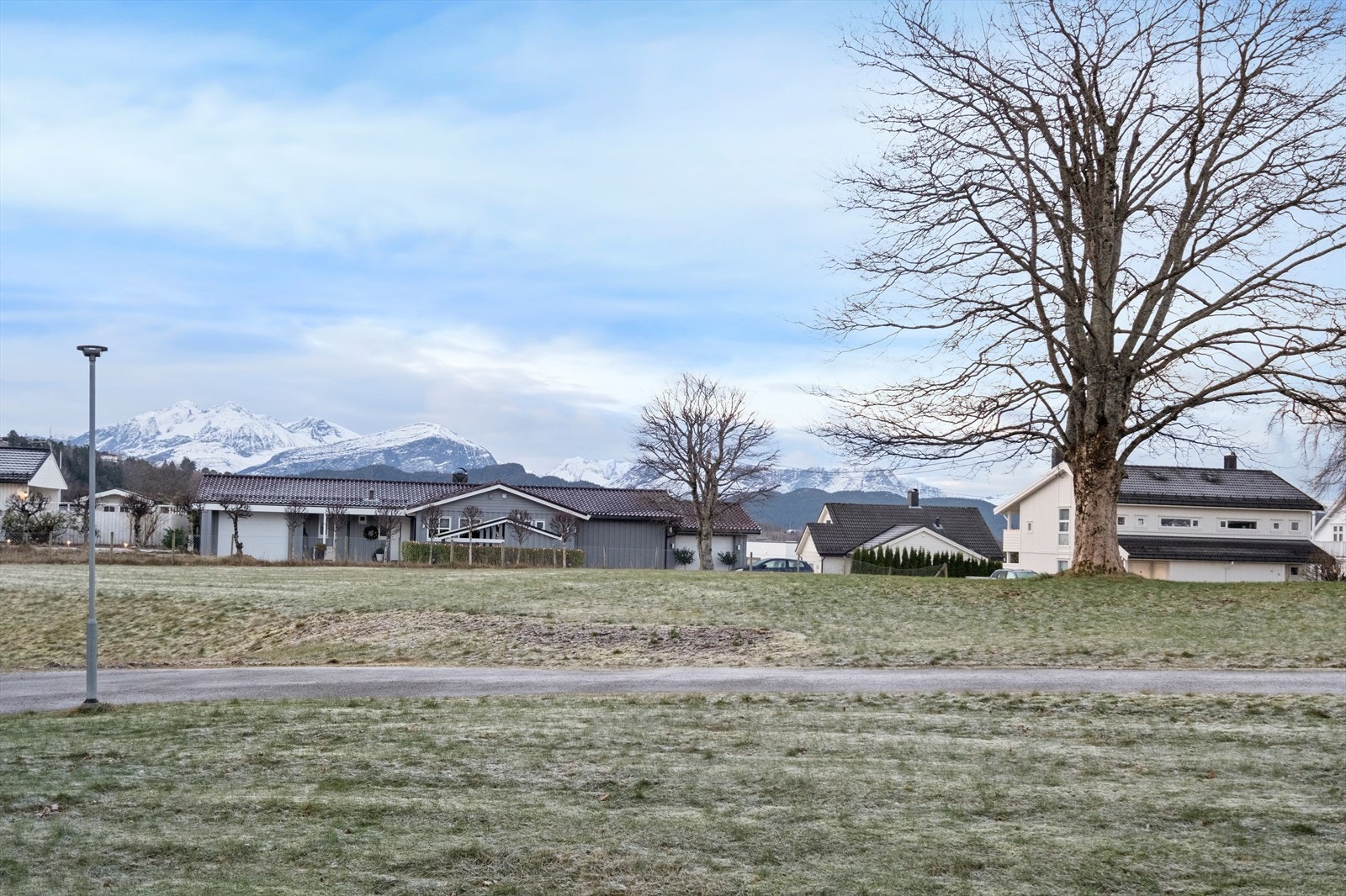 Utsikt til fjellandskap gir naturskjønne omgivelser i nærområdet. Galleribilde