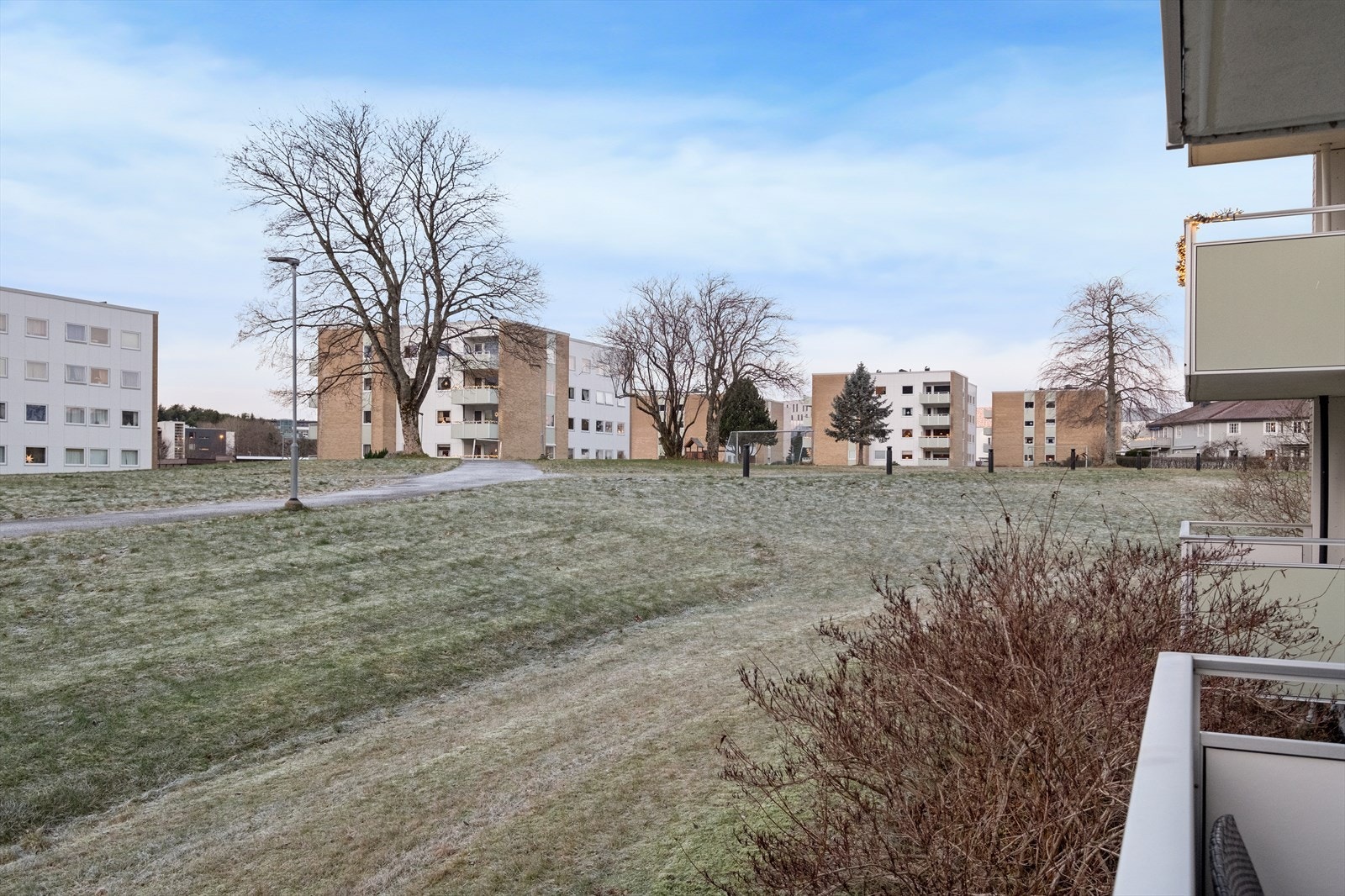 Grønne områder og gangstier omgir bygningen, som gir gode turmuligheter. Galleribilde