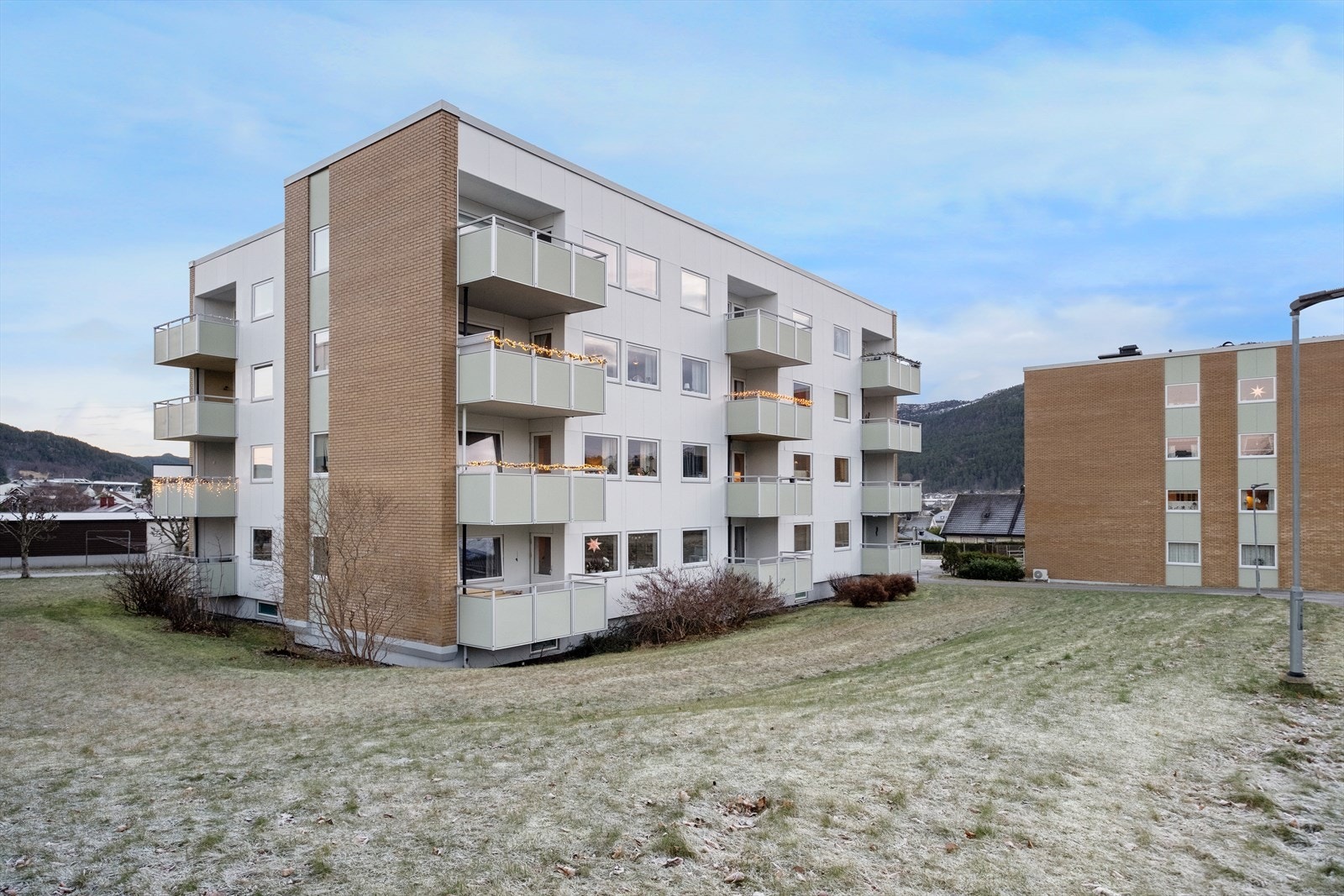 Bygningen har en robust teglsteinsfasade med flere balkonger. Galleribilde