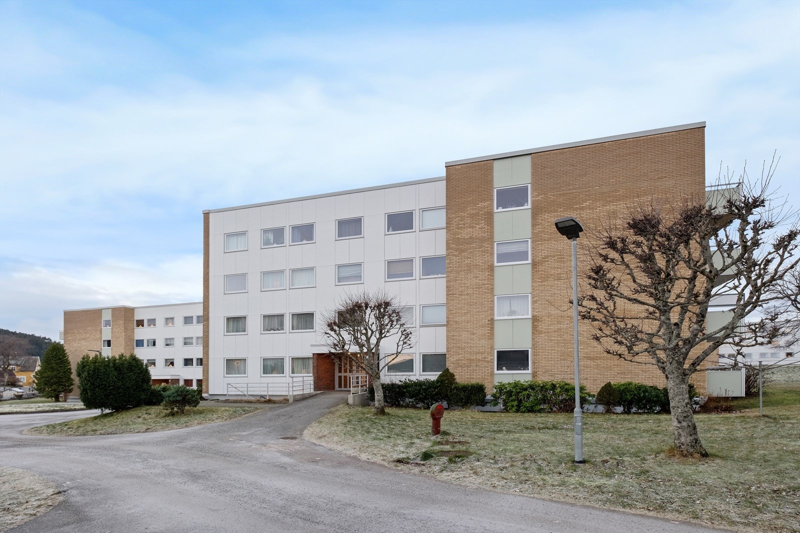 Boligblokken er omgitt av grøntarealer som gir et åpent landskap. Galleribilde