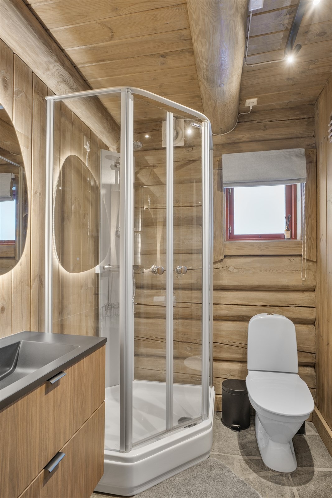 Delikat bad med skiferbelagt gulv med varmekabler Galleribilde