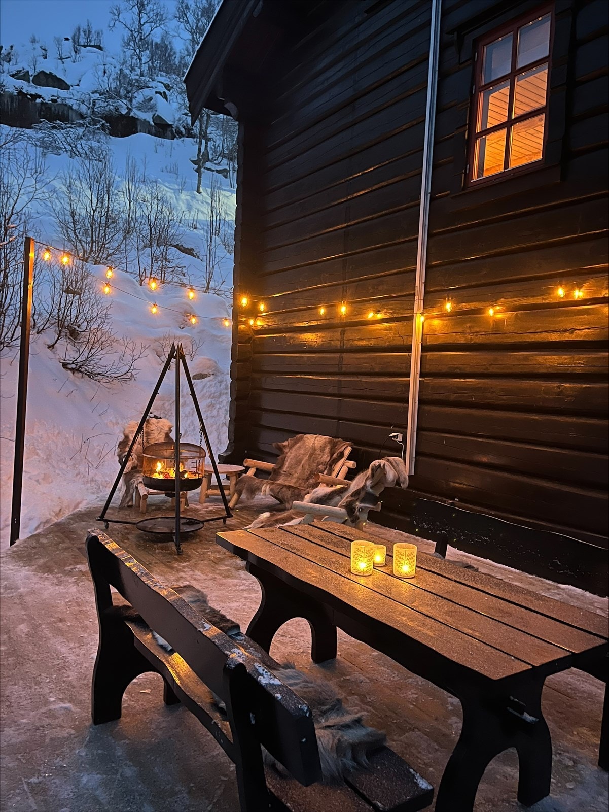 Herlig uteplass med gode møbleringsmuligheter Galleribilde