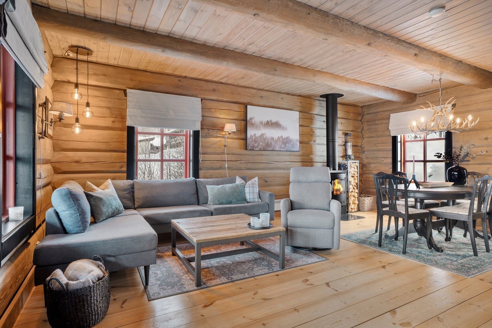 Fritidsboligen holder god standard og fremstår innbydende Galleribilde