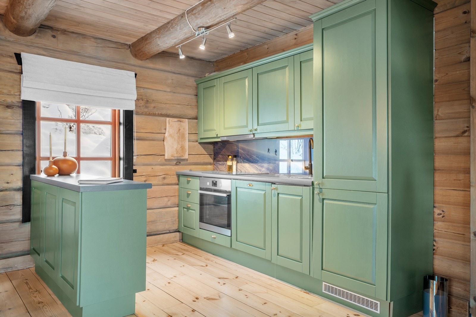 Lekkert, profilert kjøkken med integrerte hvitevarer Galleribilde