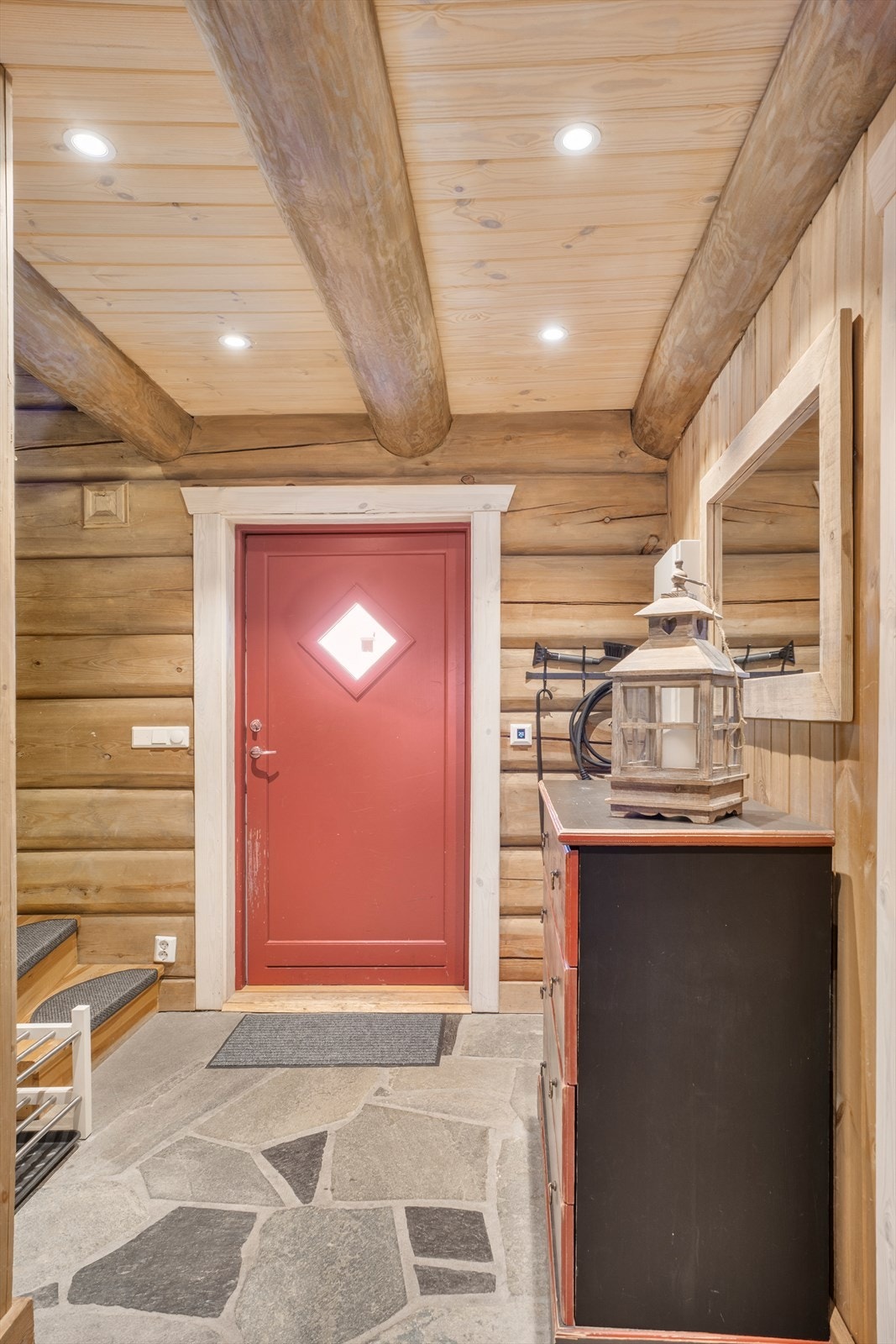 Velkommen inn til entré med skifergulv med varmekabler Galleribilde