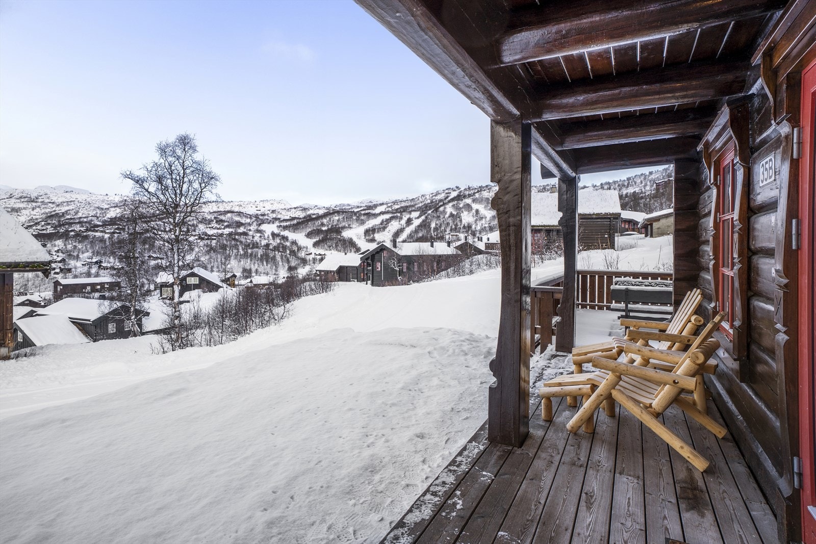 Utsikt over nærområdet og omliggende fjell og natur Galleribilde