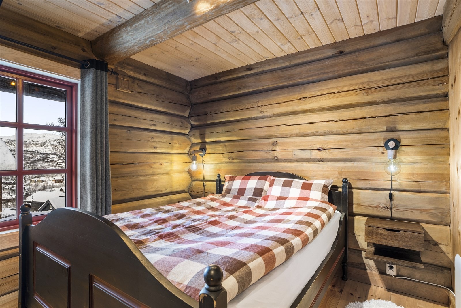 Hovedsoverom med god plass til dobbelseng og tilhørende nattbord Galleribilde