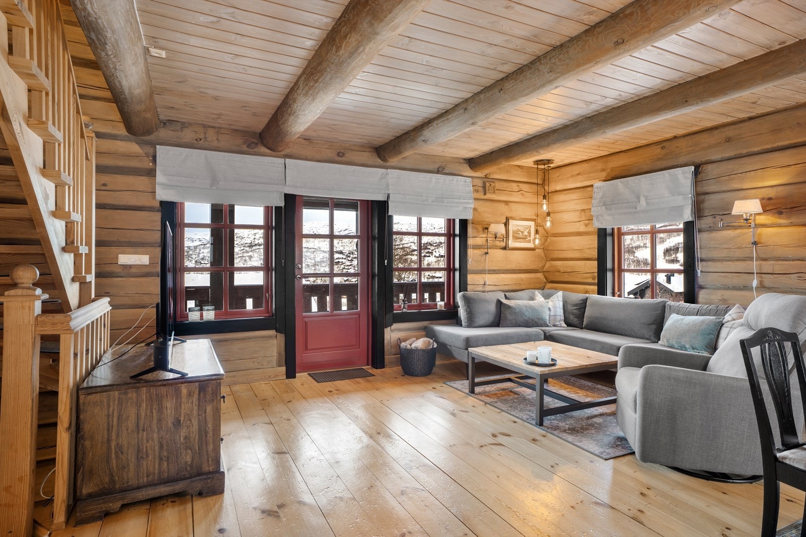 Laftevegger og heltre furugulv gir en lun og god romfølelse Galleribilde