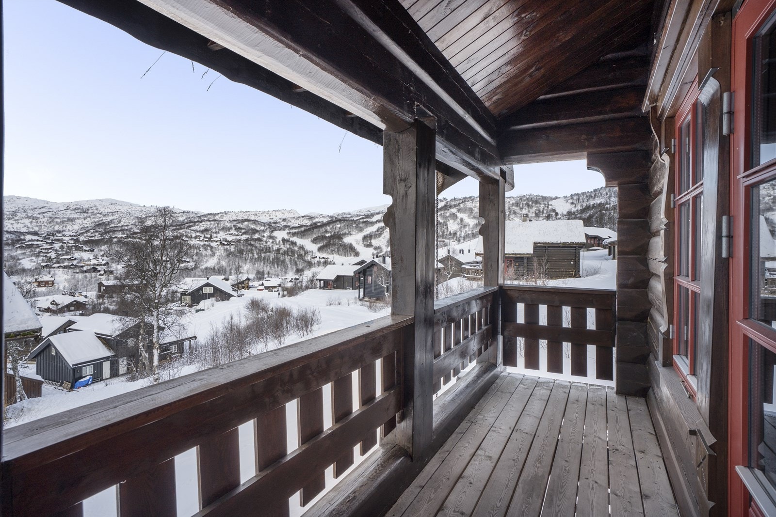 Balkong med gode solforhold og utsikt Galleribilde
