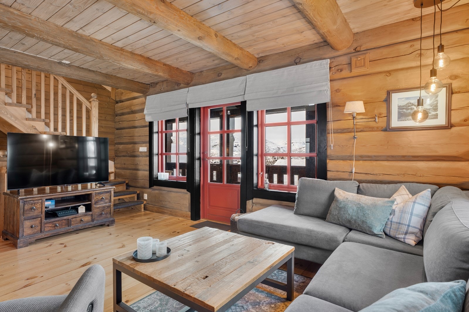 Store vindusflater mot den flotte utsikten gir mye naturlig lys Galleribilde