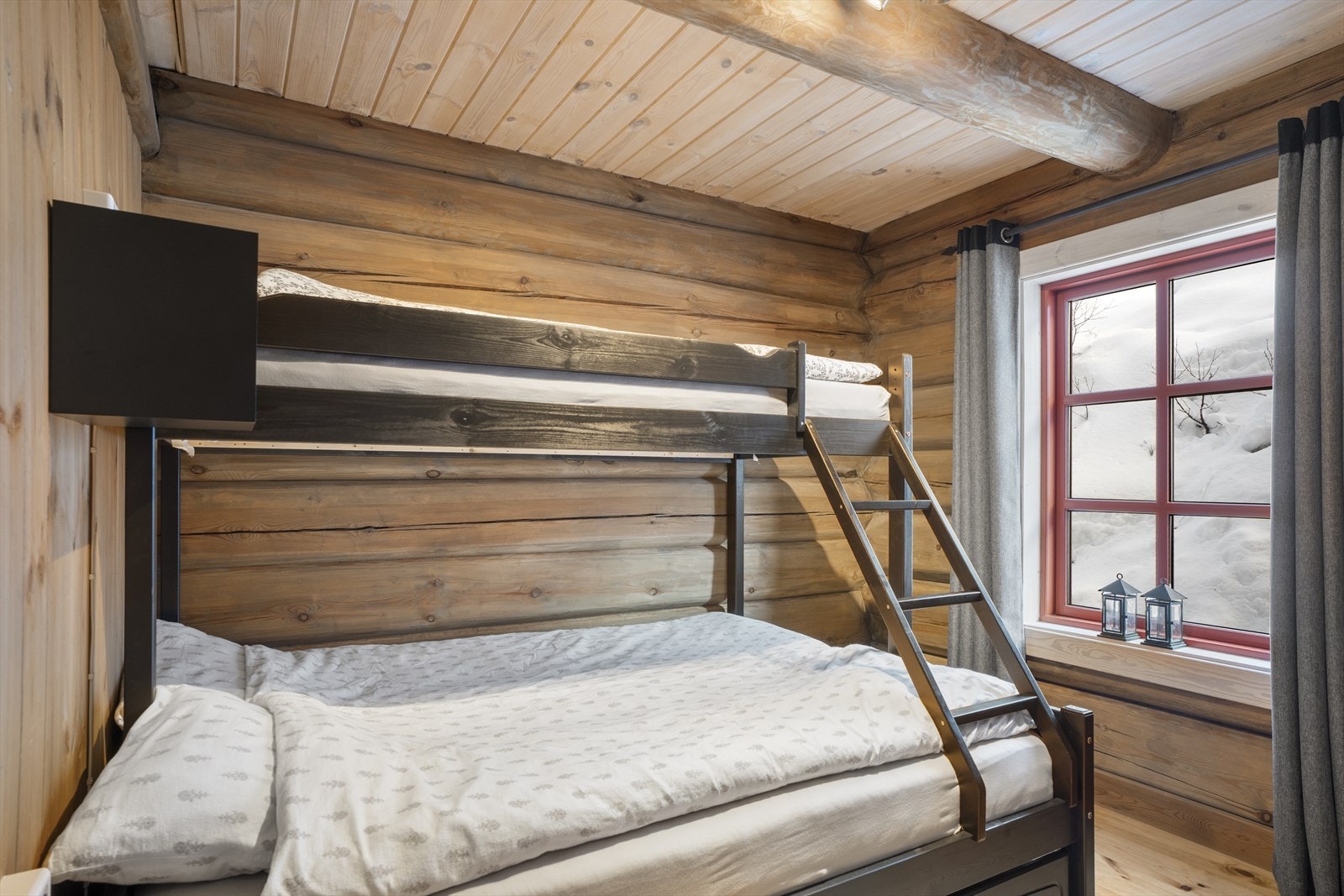 Soverom nr. 2 med familiekøye med flere sengeplasser Galleribilde