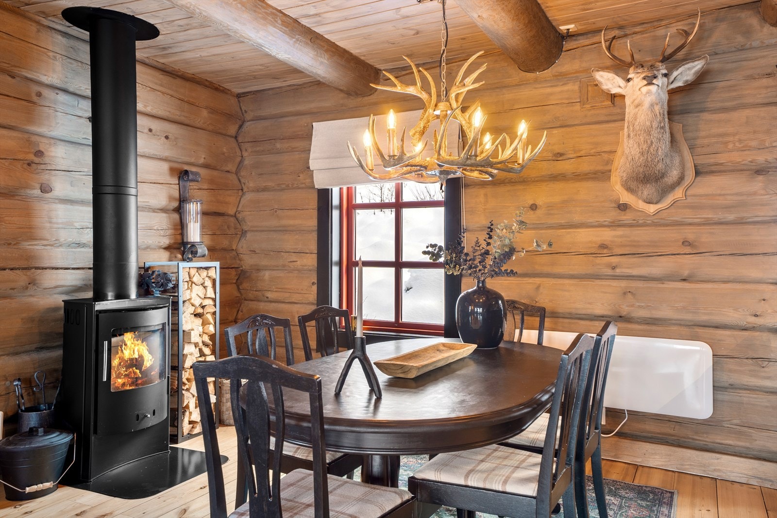 Gode møbleringsmuligheter med god plass til spisebord og sofagruppe Galleribilde