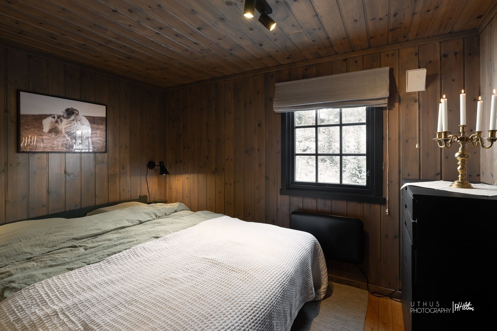 Hovedsoverom med plass til stor seng og lagring Galleribilde