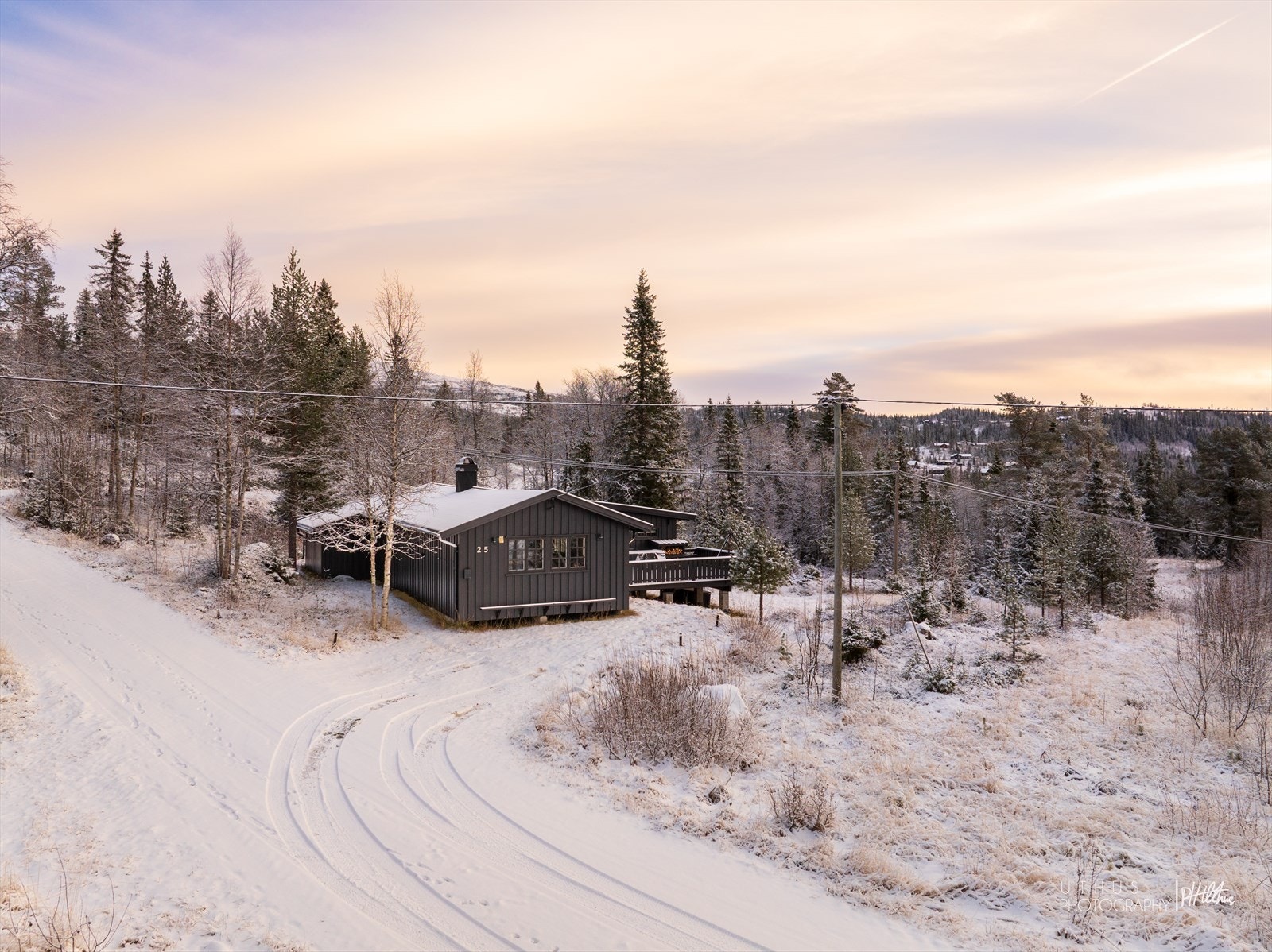 Parkering på egen tomt. El-billader Galleribilde