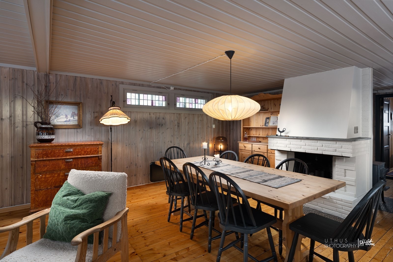 Spisestue nært knyttet til kjøkkenet med peis Galleribilde