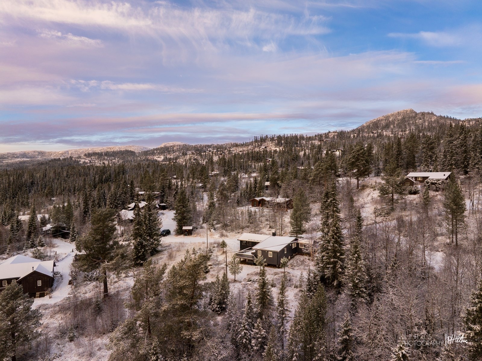 Rolig og idyllisk område med fine uteområder på tomten Galleribilde