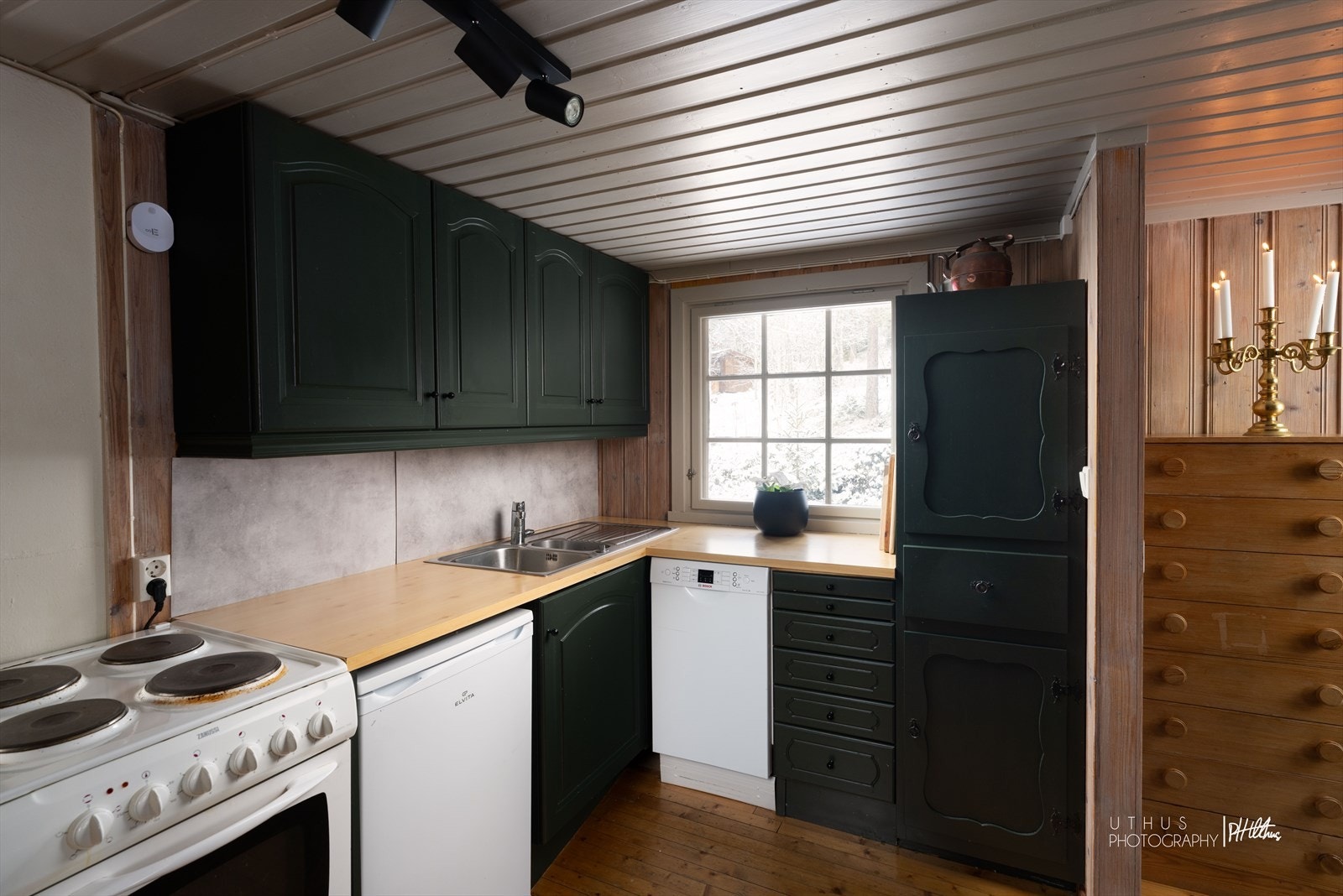 Praktisk kjøkken med god skapplass og gode arbeidsflater Galleribilde