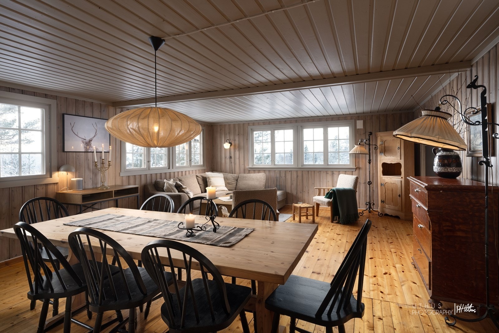 Store vindusflater sørger for masse naturlig lys Galleribilde