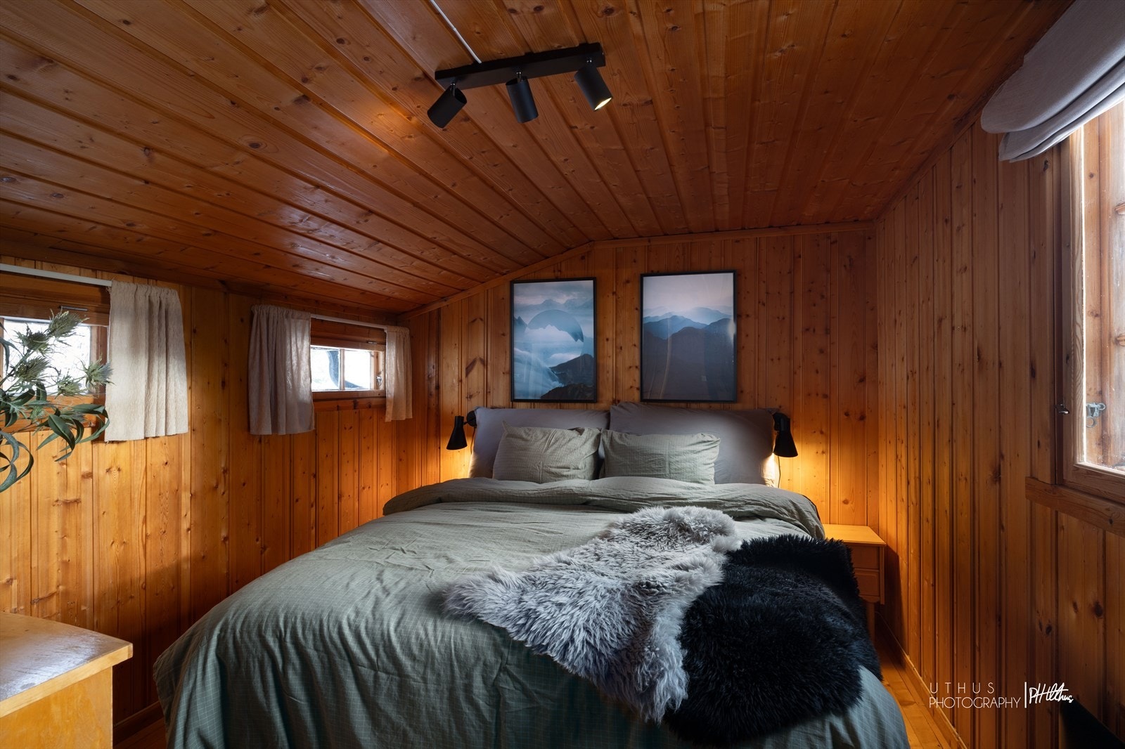 Luftig og fint soverom 2 med plass til dobbeltseng Galleribilde