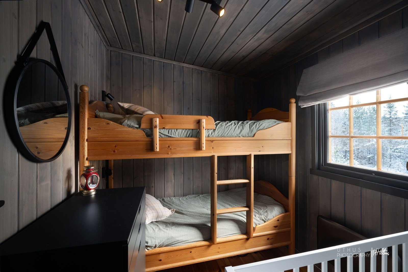 Soverom 4 med god plass. Et av soverommene kan fint brukes tsom hjemmekontor Galleribilde