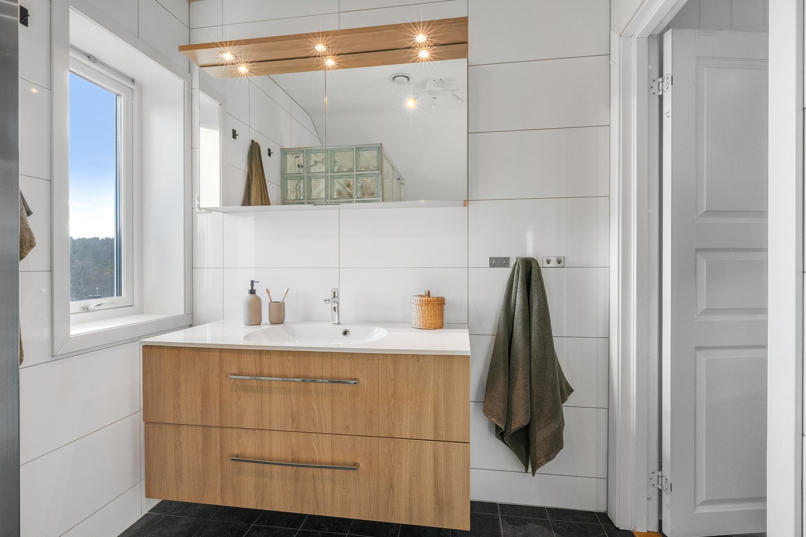 Baderomsinnredningen er moderne og takstmann har vurdert den til tilstandsgrad 1. Galleribilde