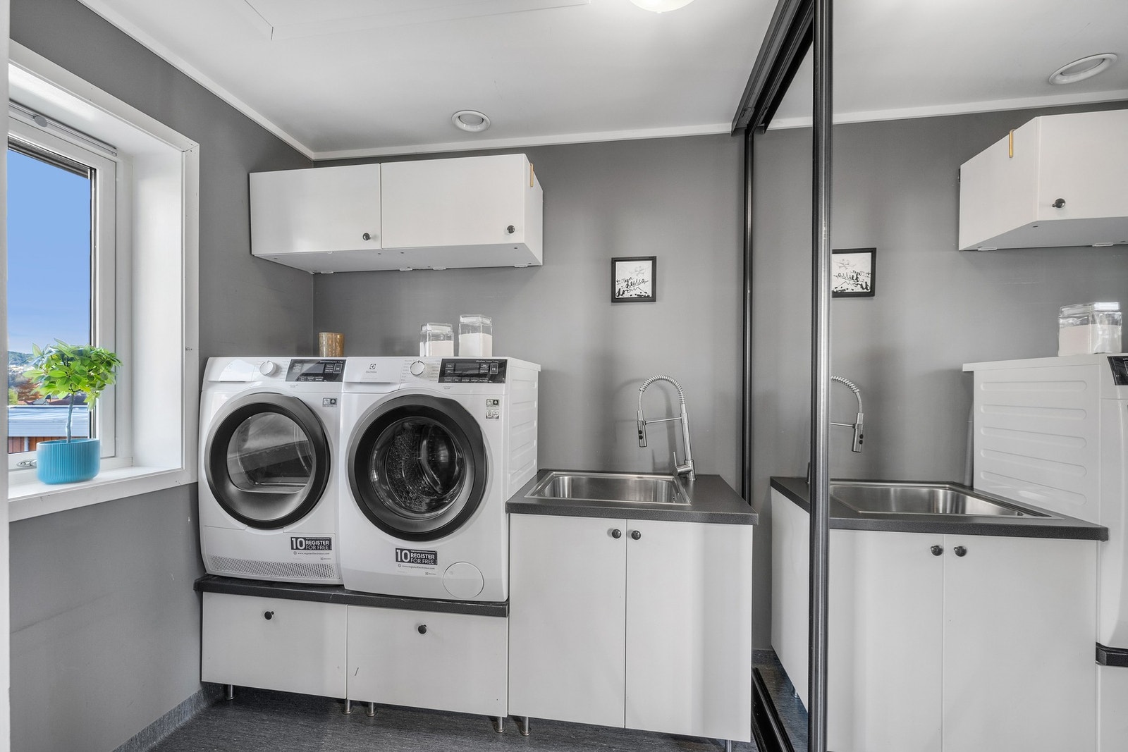 Praktisk vaskerom med opplegg for både vaskemaskin og tørketrommel. Galleribilde