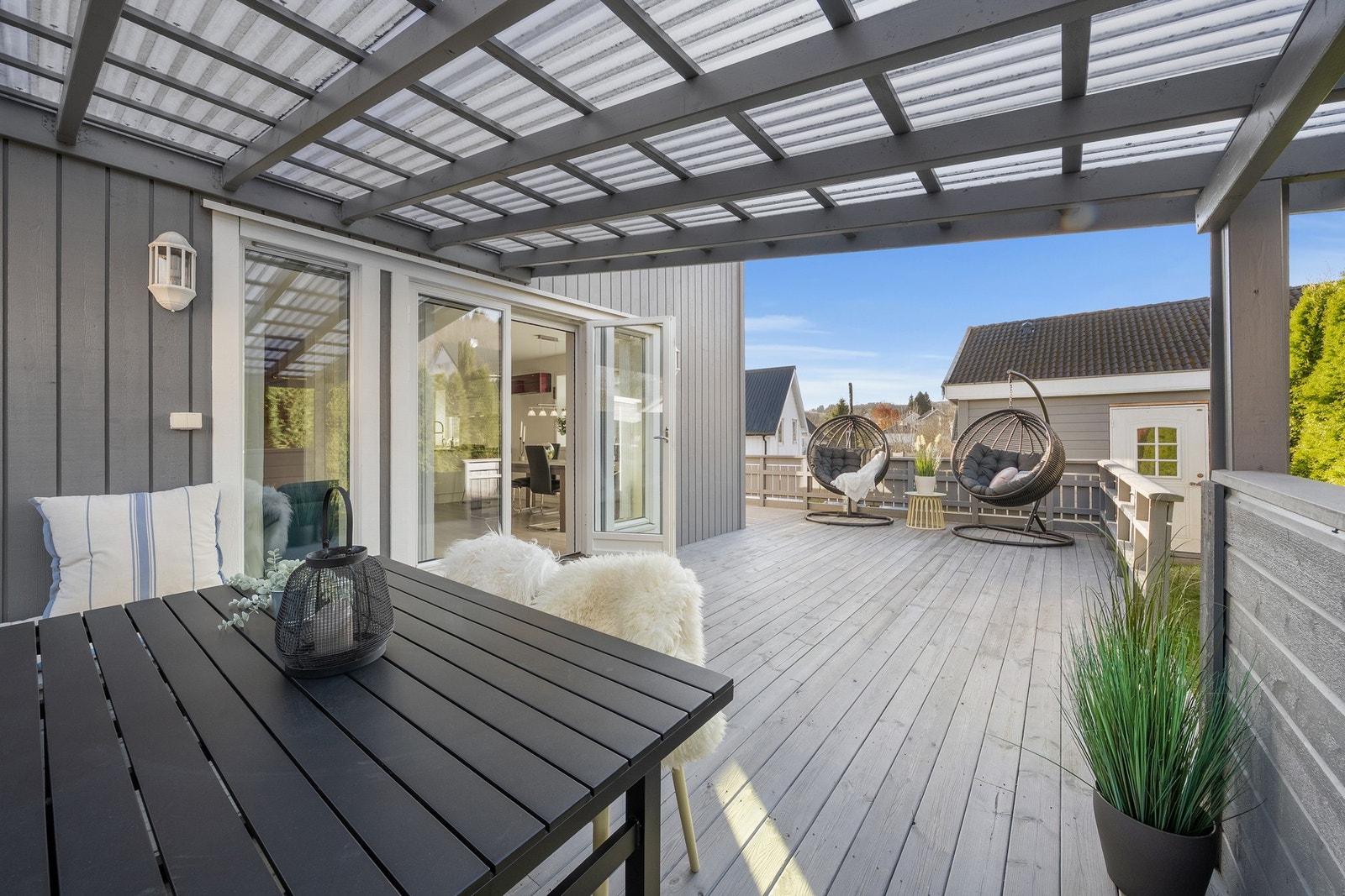 Terrassen er delvis overbygd, men plass til en hyggelig sittegruppe og oppbevaring av utemøblement på vinterhalvåret. Galleribilde