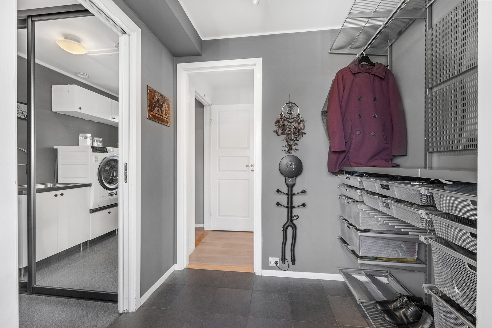 Flislagt entré med god plass til oppbevaring av sko og yttertøy. Galleribilde