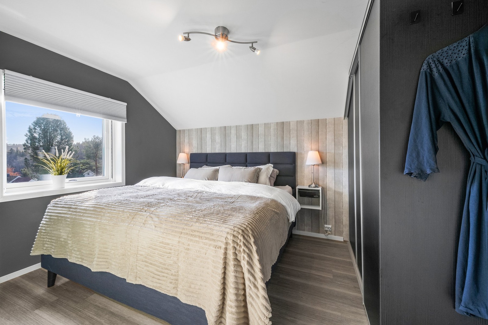 Romslig hovedsoverom på 11,5 kvm med god lagringsplass i stort garderobeskap. Galleribilde