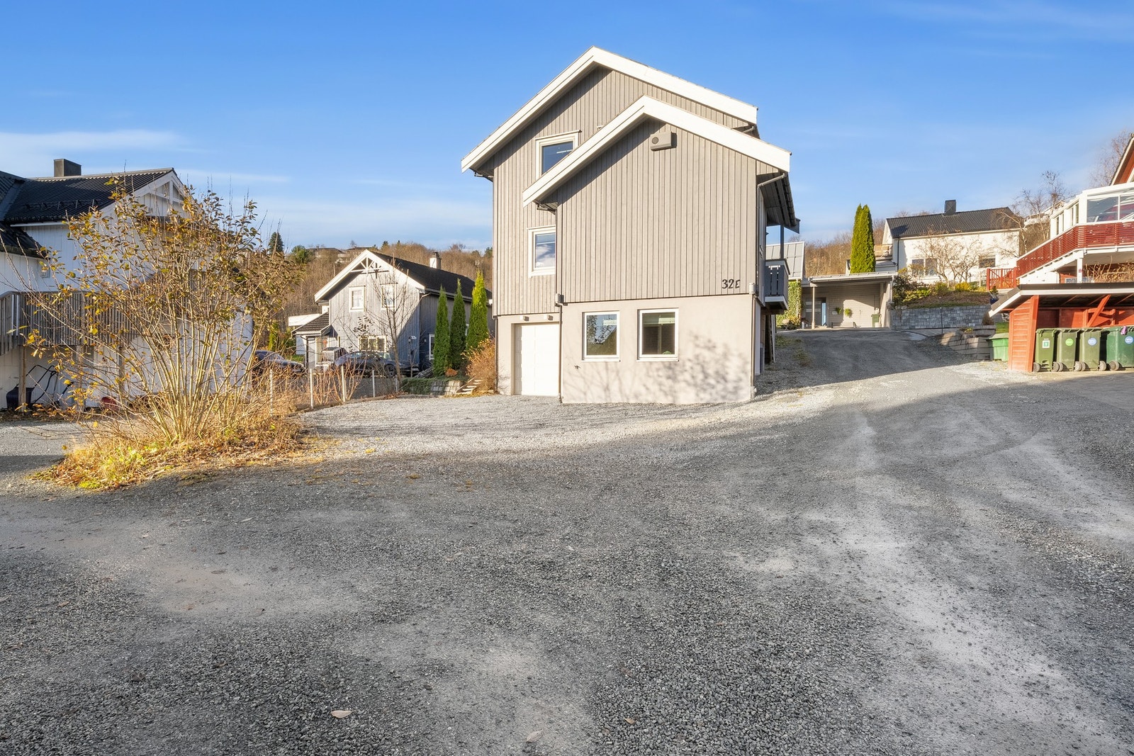 Det er også oppstillingsplass foran garasjen. Galleribilde