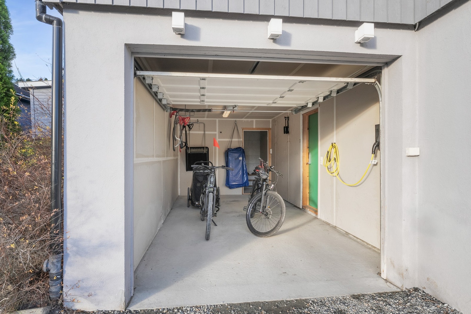 Parkering i garasje med elbillader og direkte inngang til boligen. Galleribilde