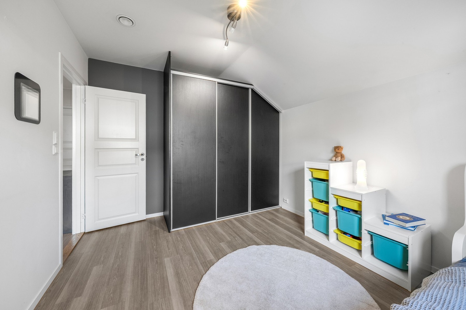 God plass til klesoppbevaring i garderobeskapet. Galleribilde