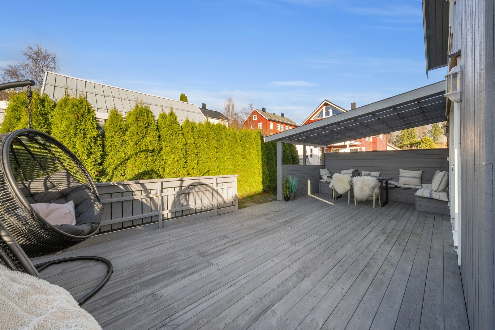 Fra stuen er det direkte utgang til en stor og solrik terrasse på hele 39 kvm. Galleribilde