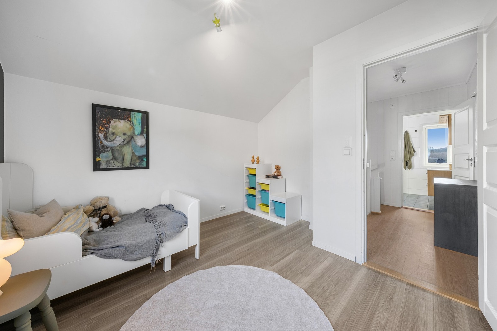 Begge soverommene har god plass til både seng, skrivepult og annet møblement. Galleribilde