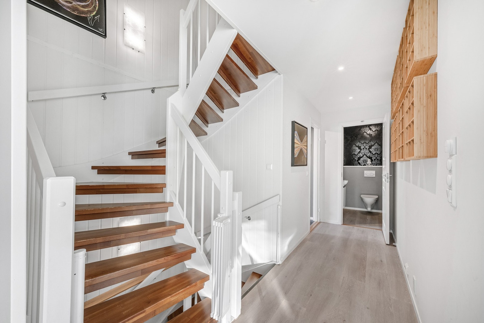 Boligen går over tre etasjer med soverom og bad samlet i 2. etasje, og kjellerstue samt mye lagringsplass i sokkeletasjen. Galleribilde