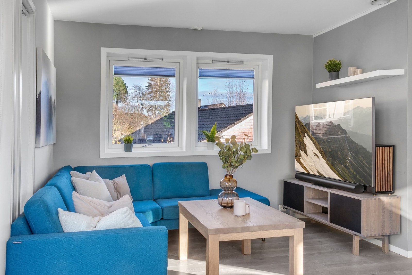 Det er god plass til både spisestue og en koselig sofakrok. Galleribilde