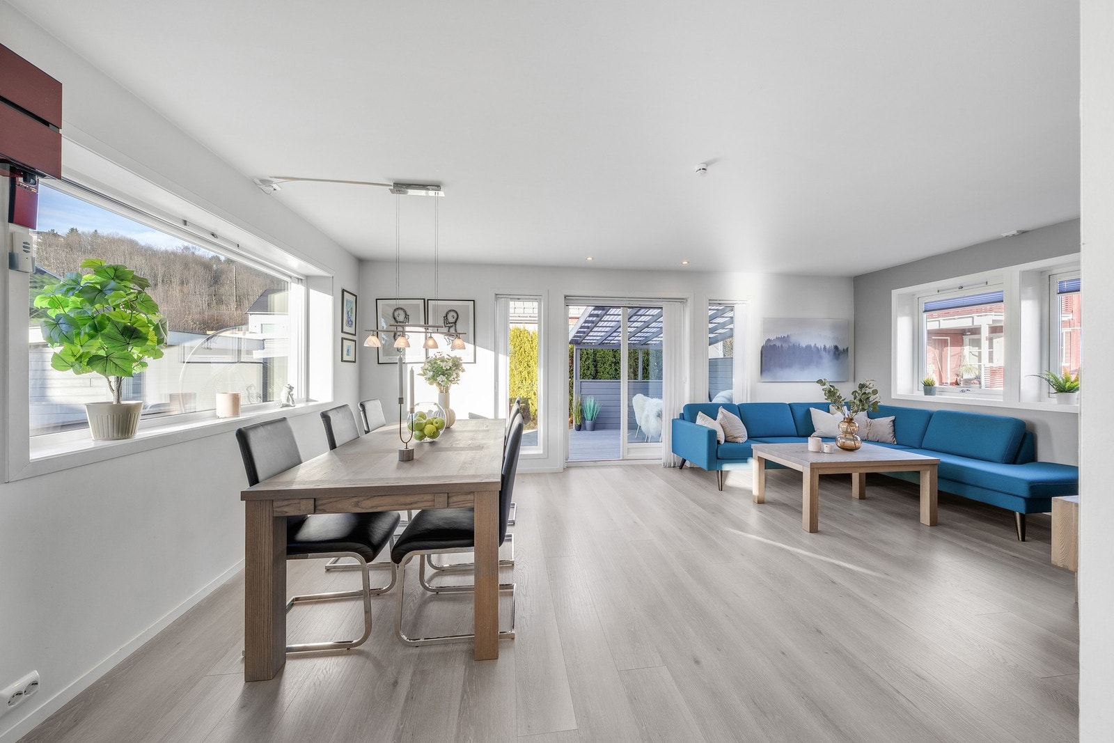 Romslig og gjennomlys stue-/kjøkkenløsning på 34 kvm med varmepumpe for behagelig inneklima. Galleribilde