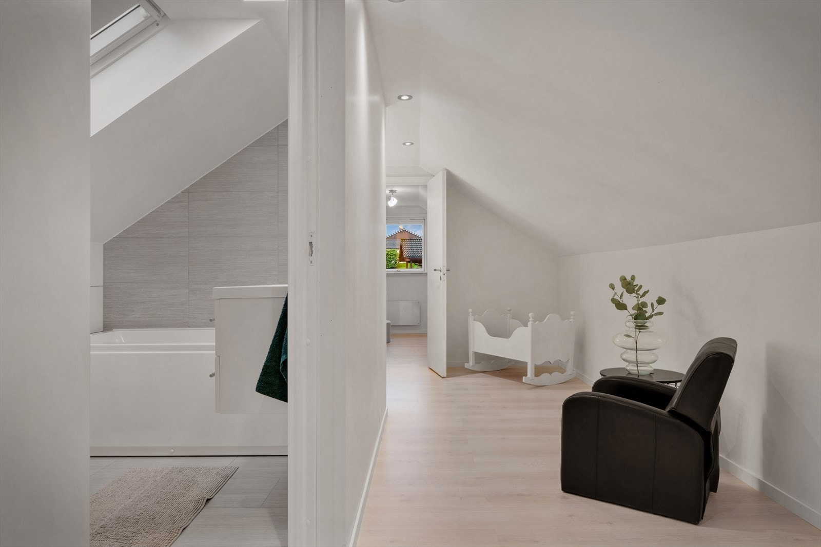 I andre etasje ligger en lys gang som leder til to romslige soverom samt bad nr. 2 i boligen Galleribilde