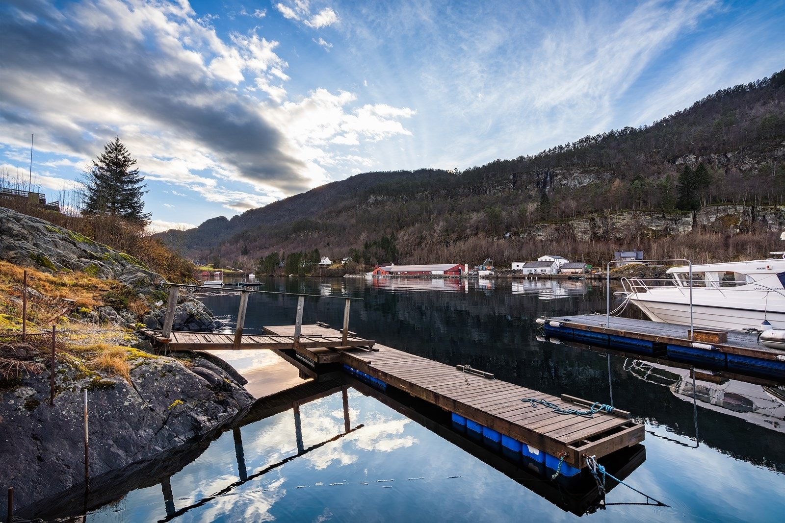 Flott enebolig ved sjøen med egen flytebrygge Galleribilde